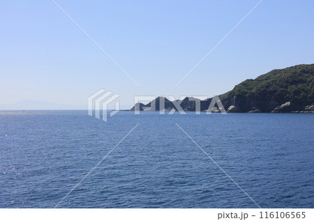 四国最西端、佐田岬灯台から豊後水道を望む 116106565