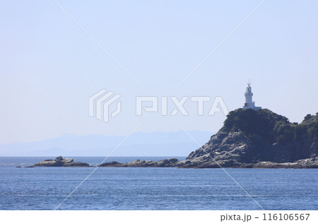 四国最西端、佐田岬灯台から九州大分の山並みを望む 116106567