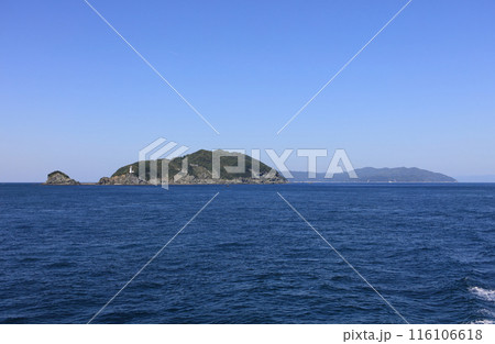 四国最西端、佐田岬灯台と旧陸軍砲台跡（その右に三崎港を遠望） 116106618