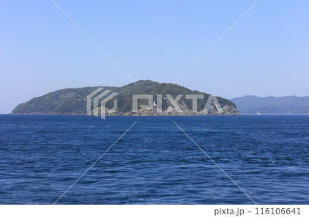 四国最西端、佐田岬灯台と旧陸軍砲台跡（その右奥が三崎港） 116106641