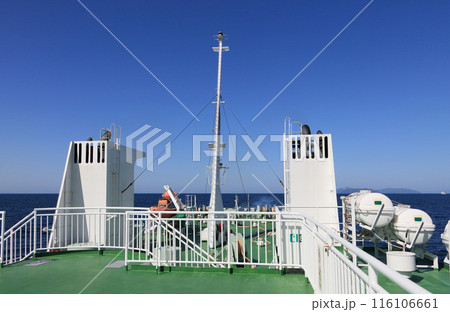 国道九四フェリーから遠ざかる四国、佐田岬を見る（伊予灘側） 116106661