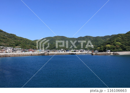 国道九四フェリーから三崎港と町並みを見る 116106663