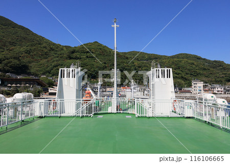 出港前の国道九四フェリーと三崎の町並み 116106665