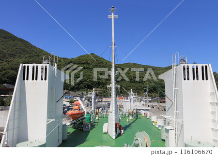 国道九四フェリーと三崎の町並み 116106670