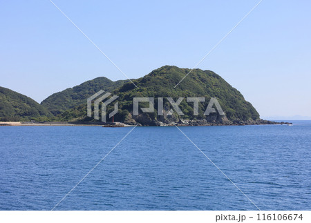 三崎港の湾の南側を限る井野浦と伊予三崎港井野浦第1防波堤灯台 116106674