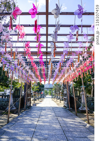 風が吹き物事が良い方向に回る白鳥神社の風車（香川県東かがわ市） 116107459