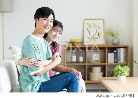 リビングでくつろぐ若いカップル リビングでくつろぐ若いカップル 116107491