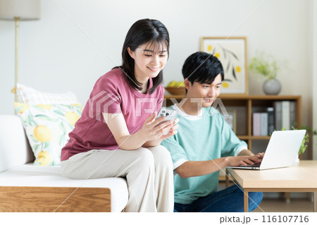 リビングでくつろぐ若いカップル 116107716