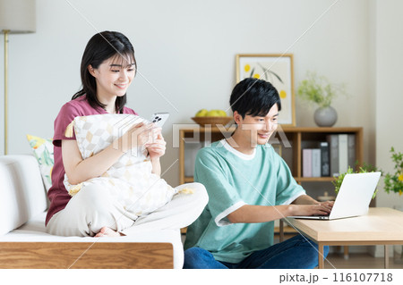 リビングでくつろぐ若いカップル 116107718