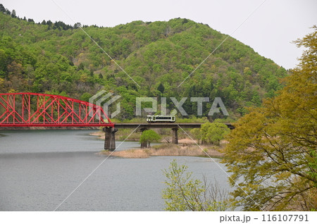 錦秋湖に架かる赤い鉄橋 116107791