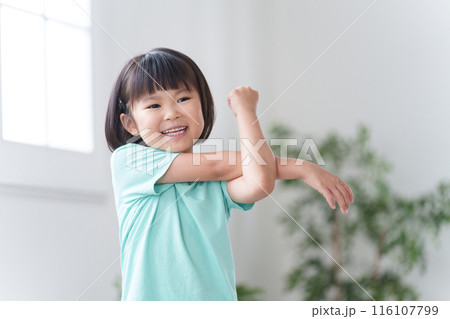 家で準備体操する子供（運動・スポーツ・ストレッチ） 116107799