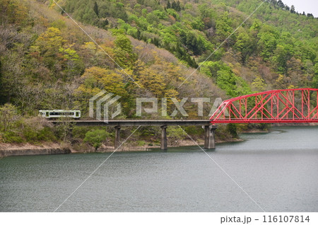 錦秋湖に架かる赤い鉄橋 116107814