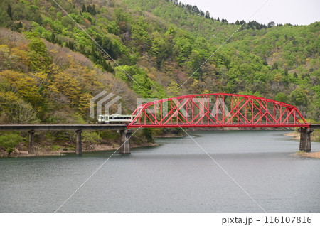 錦秋湖に架かる赤い鉄橋 116107816