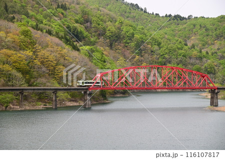 錦秋湖に架かる赤い鉄橋 錦秋湖に架かる赤い鉄橋 116107817