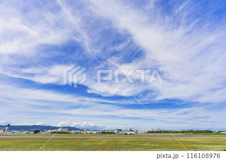 夏の大阪空港(伊丹空港) タキシング中の飛行機 大阪府豊中市 夏の大阪空港(伊丹空港) タキシング中の飛行機 大阪府豊中市 116108976