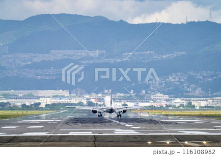 夏の大阪空港（伊丹空港）　着陸中の飛行機　大阪府豊中市 116108982