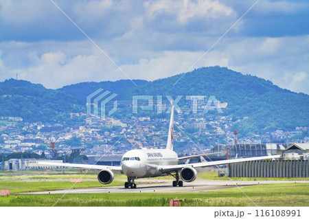 夏の大阪空港（伊丹空港）　タキシング中の飛行機　大阪府豊中市 116108991