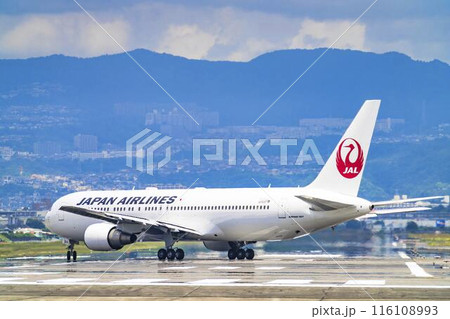 夏の大阪空港（伊丹空港）　タキシング中の飛行機　大阪府豊中市 116108993