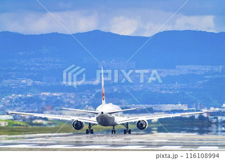 夏の大阪空港(伊丹空港) タキシング中の飛行機 大阪府豊中市 夏の大阪空港(伊丹空港) タキシング中の飛行機 大阪府豊中市 116108994