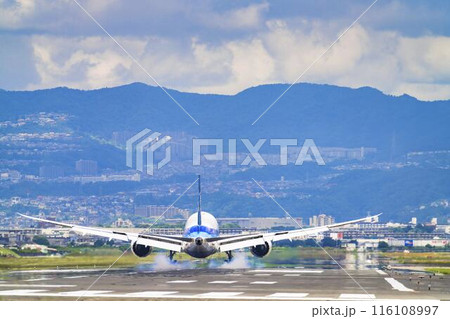 夏の大阪空港(伊丹空港) 着陸中の飛行機 大阪府豊中市 夏の大阪空港(伊丹空港) 着陸中の飛行機 大阪府豊中市 116108997