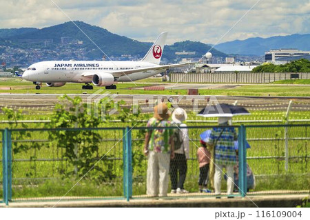 夏の大阪空港（伊丹空港）　タキシング中の飛行機とギャラリー　大阪府豊中市 116109004