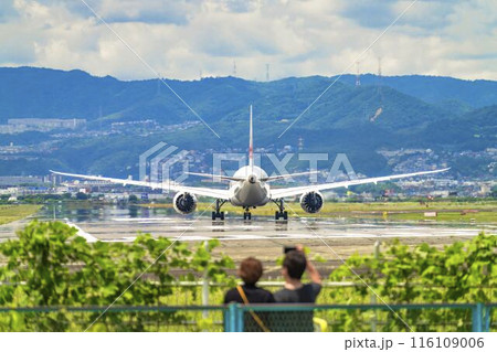 夏の大阪空港(伊丹空港) タキシング中の飛行機とギャラリー 大阪府豊中市 夏の大阪空港(伊丹空港) タキシング中の飛行機とギャラリー 大阪府豊中市 116109006