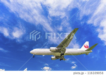 夏の大阪空港（伊丹空港）　着陸中の飛行機　大阪府豊中市 116109058