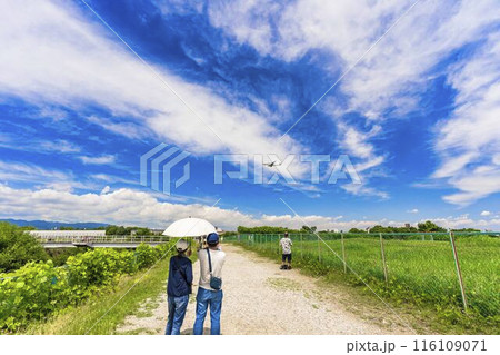 夏の大阪空港(伊丹空港) 着陸中の飛行機とギャラリー 大阪府豊中市 夏の大阪空港(伊丹空港) 着陸中の飛行機とギャラリー 大阪府豊中市 116109071