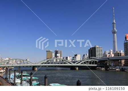 隅田川に架かる厩橋の風景 116109150