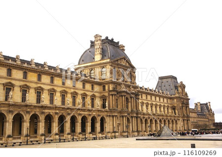 ルーブル美術館のエントランス 116109269