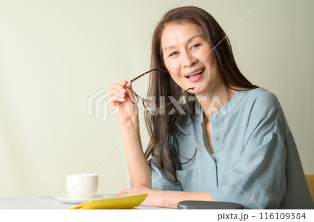 眼鏡を手にするシニア女性 116109384