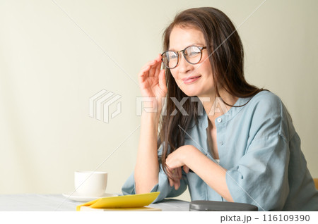 眼鏡を手にするシニア女性 116109390