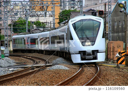 高架化に向けた線路切替区間を快走する… 特急スペーシアX 116109560