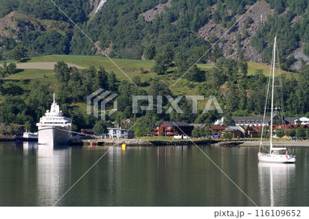 ノルウェーフィヨルドの峡谷に停泊中の船舶 116109652