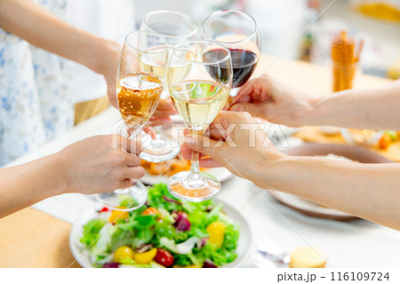 乾杯をする手元 乾杯をする手元 116109724