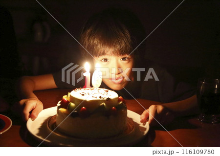 今日は10歳のお誕生日 バースデイケーキと少年 今日は10歳のお誕生日 バースデイケーキと少年 116109780