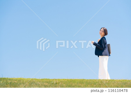 女性 ビジネス 青空 女性 ビジネス 青空 116110478