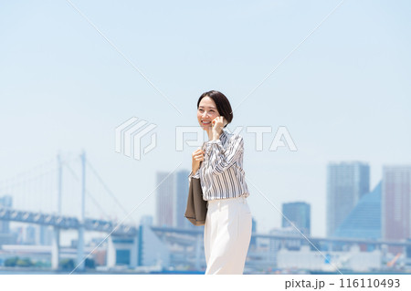 ビジネス 都会 女性 スマートフォン ビジネス 都会 女性 スマートフォン 116110493