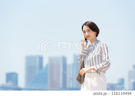ビジネス 都会 女性 スマートフォン ビジネス 都会 女性 スマートフォン 116110494