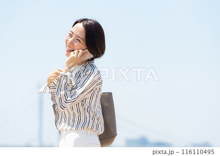 ビジネス　都会　女性　スマートフォン 116110495