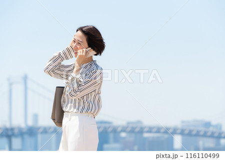 ビジネス 都会 女性 スマートフォン ビジネス 都会 女性 スマートフォン 116110499