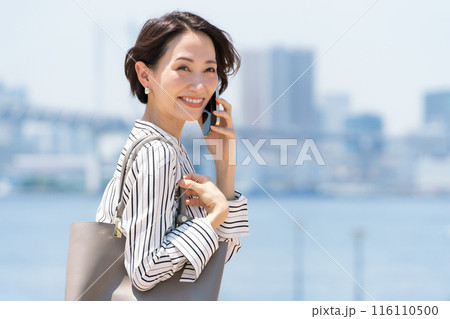 ビジネス　都会　女性　スマートフォン 116110500