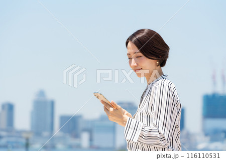 スマートフォンを見る女性 スマートフォンを見る女性 116110531