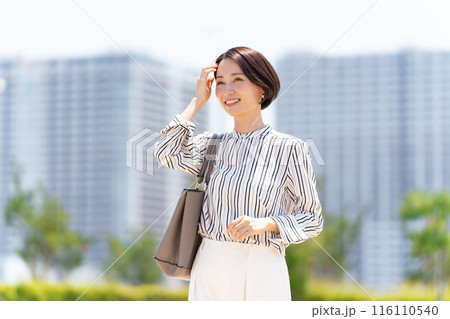 ビジネス 女性 外出 ビジネス 女性 外出 116110540