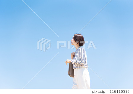 青空　ビジネス　女性 116110553