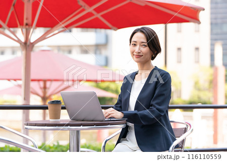 オープンカフェで仕事する女性 116110559
