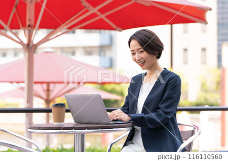 オープンカフェで仕事する女性 116110560