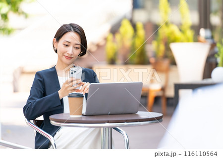 オープンカフェで仕事する女性 116110564