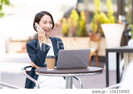 オープンカフェで仕事する女性 116110565