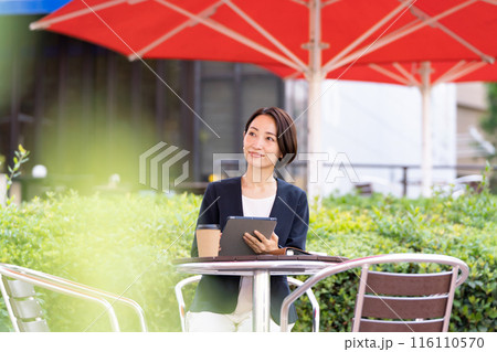 オープンカフェで仕事する女性 116110570
